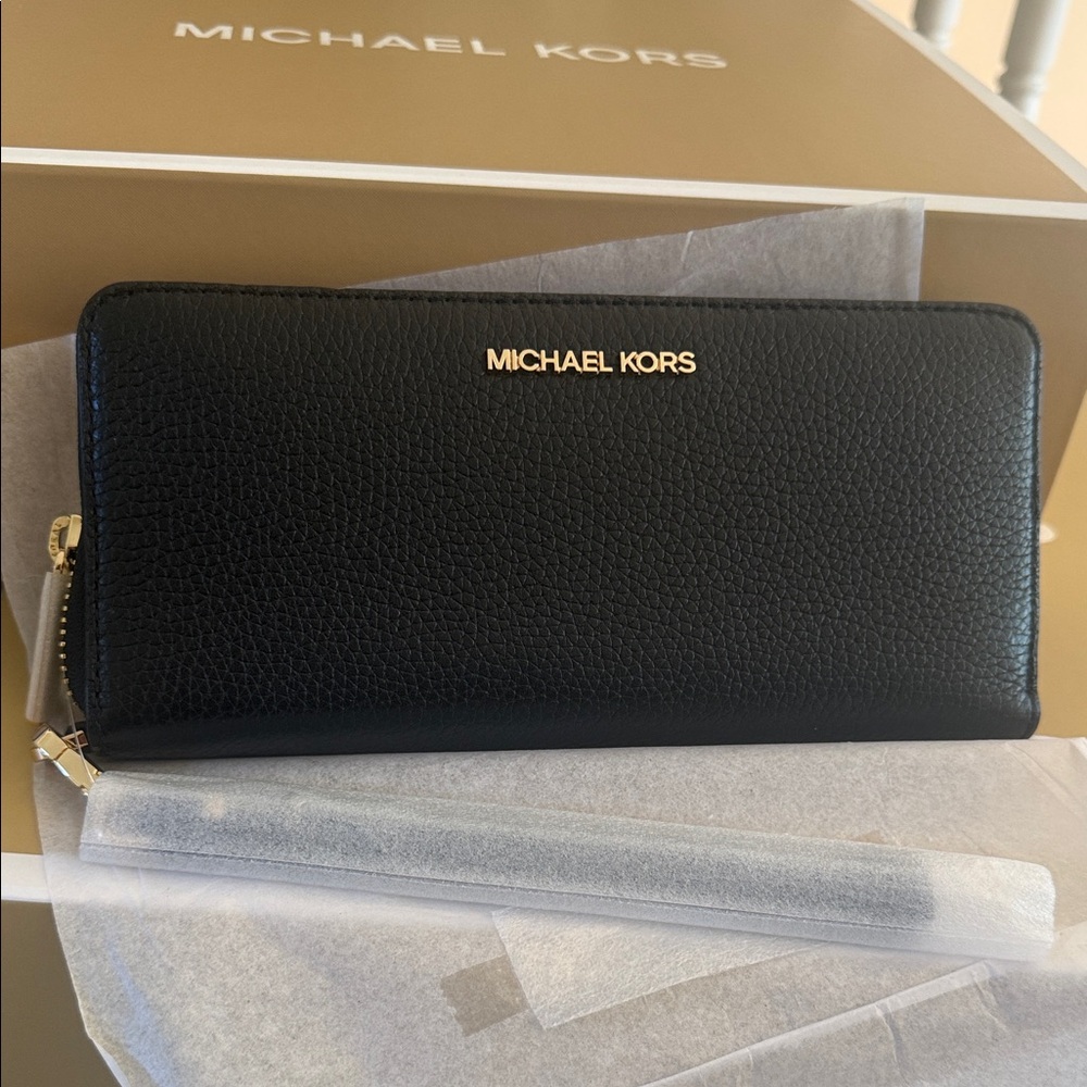 Michael Kor Jet Set Travel Wallet Brand New Authentic 8.5x4